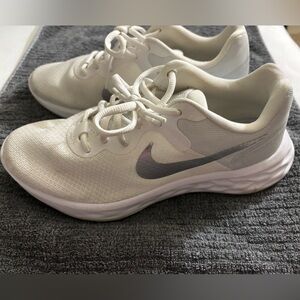 Nike Women's Cream Sneakers